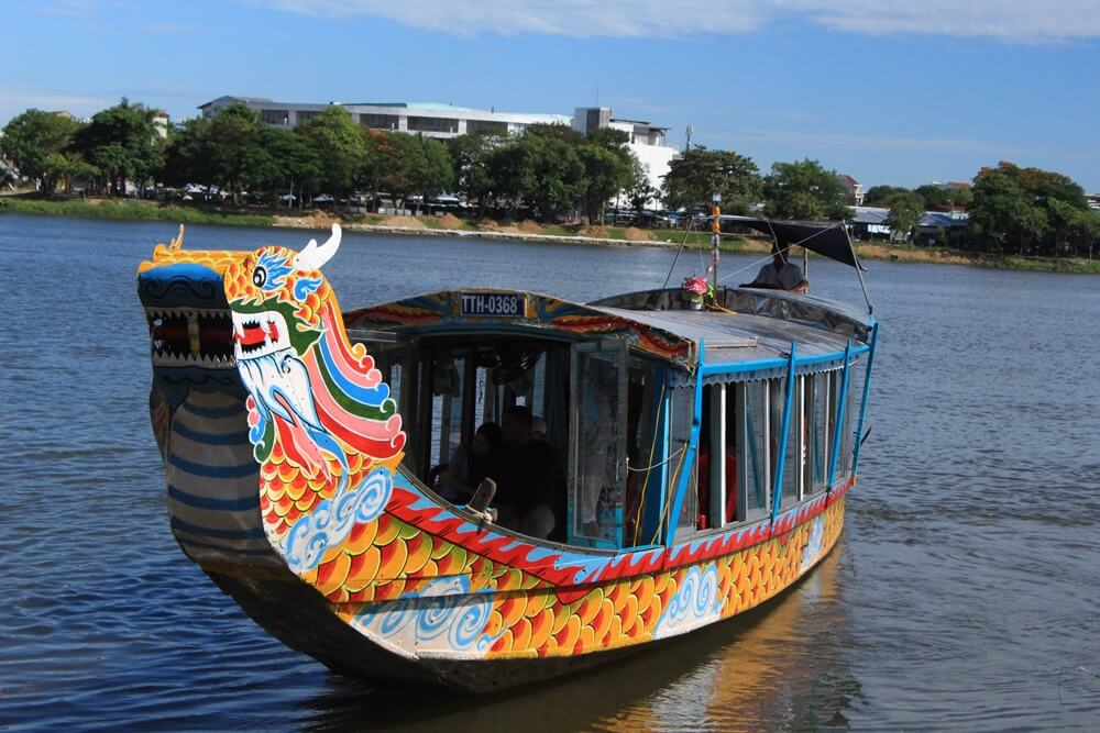 5-photos-of-dragon-boats-on-the-perfume-river