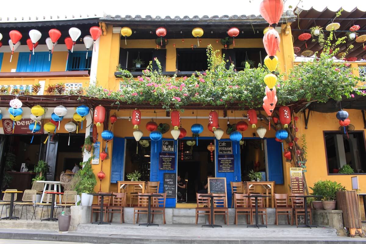 image-of-yellow-buildings-with-lanterns-in-hoi-an