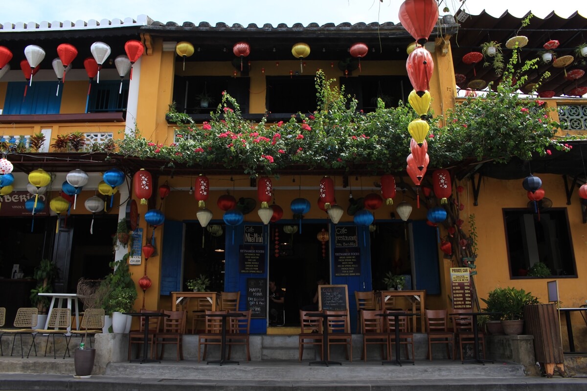 image-of-yellow-buildings-with-lanterns-in-hoi-an-03