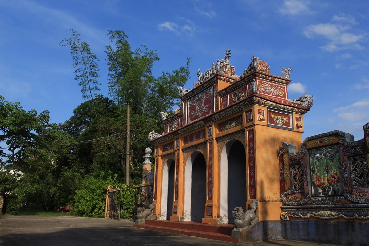 photo-of-a-temple-gate-03