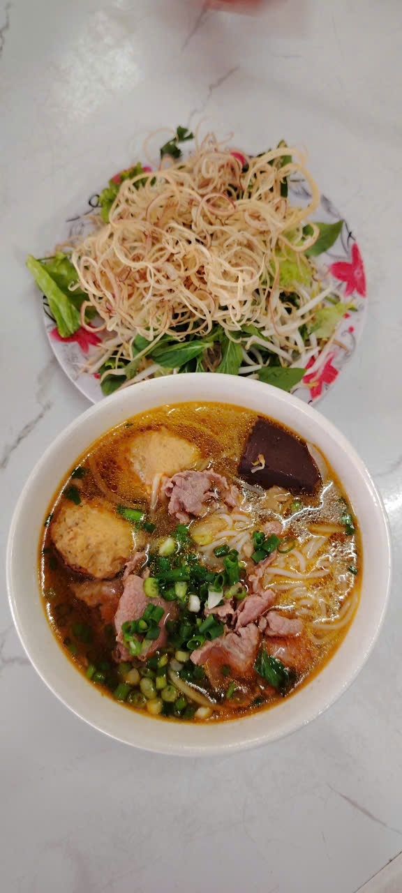 bun-bo-hue-with-vegetable