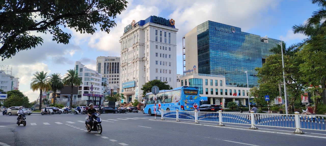 street-in-afternoon-in-hue-city-vietnam