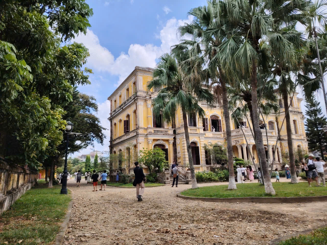 european-style-of-old-royal-palace-building